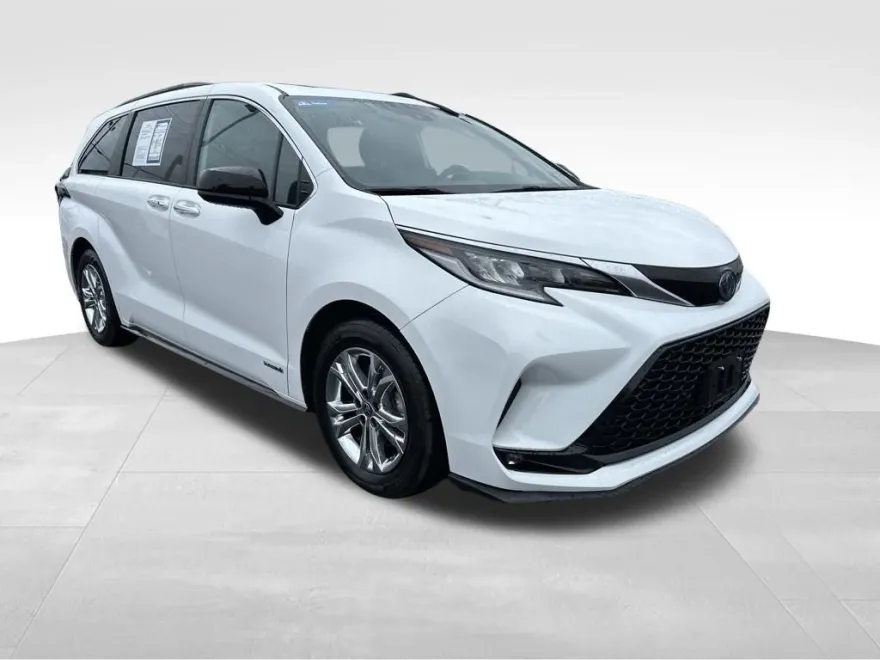 2021 Toyota Sienna XSE photo 1