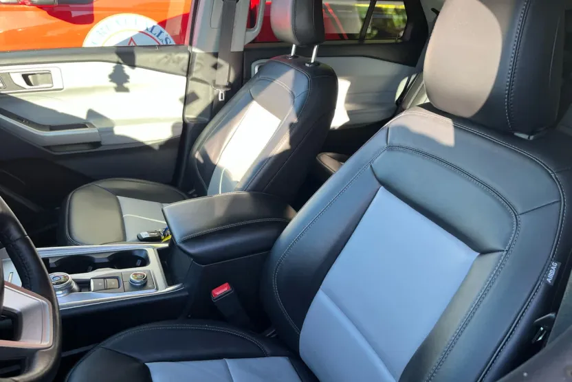 2023 Ford Explorer XLT photo 1