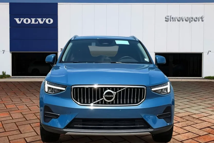 2025 Volvo XC40 Core AWD photo 1