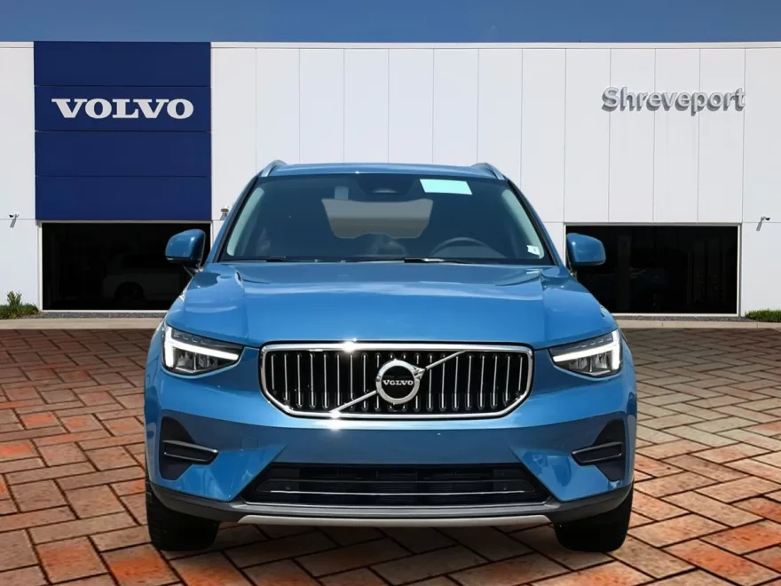 2025 Volvo XC40 Core AWD photo 1