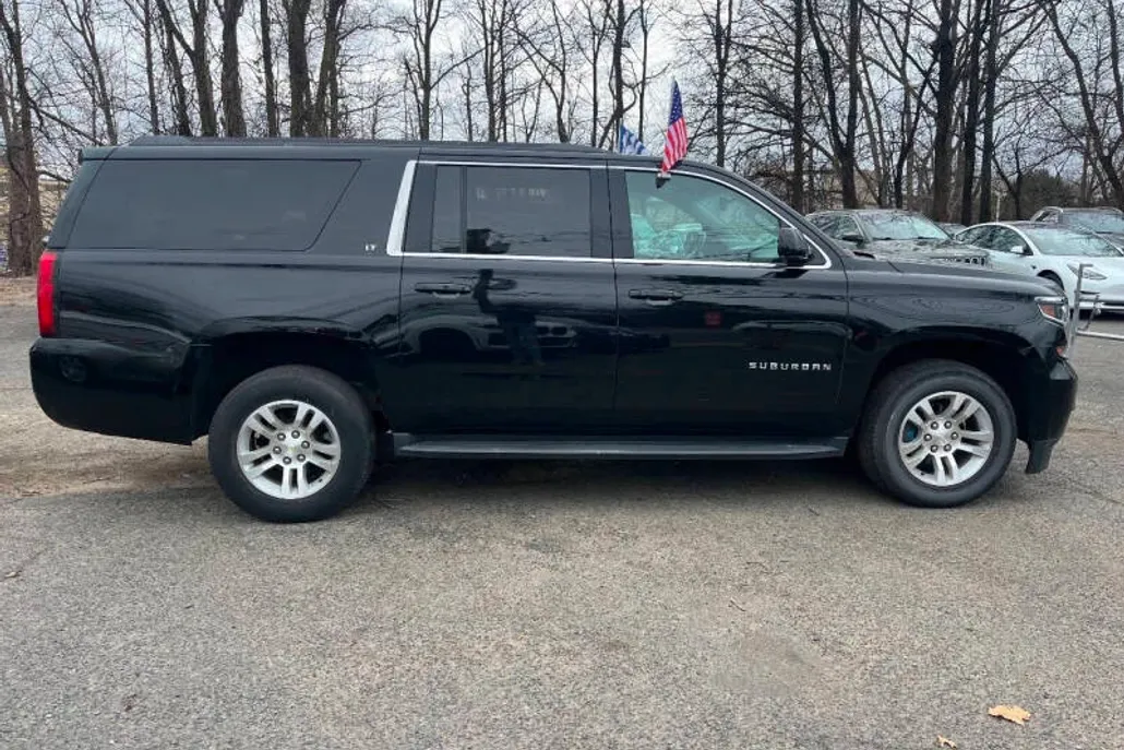 2019 Chevrolet Suburban LT photo 1
