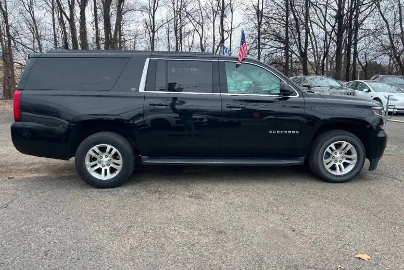 2019 Chevrolet Suburban LT photo 1