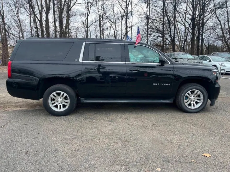 2019 Chevrolet Suburban LT photo 1