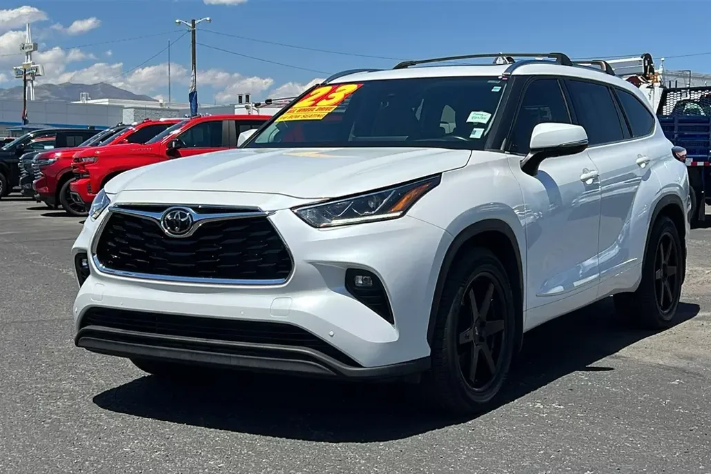 2023 Toyota Highlander L photo 1
