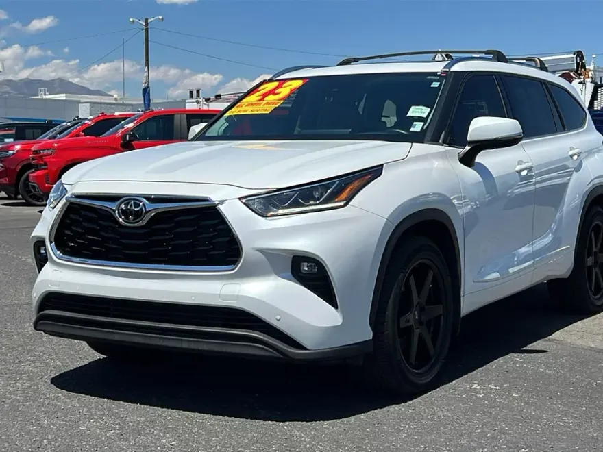 2023 Toyota Highlander L photo 1