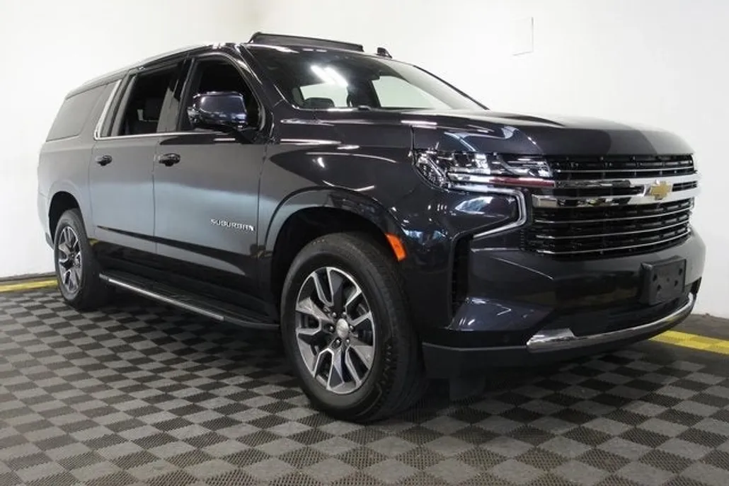 2022 Chevrolet Suburban LT photo 1