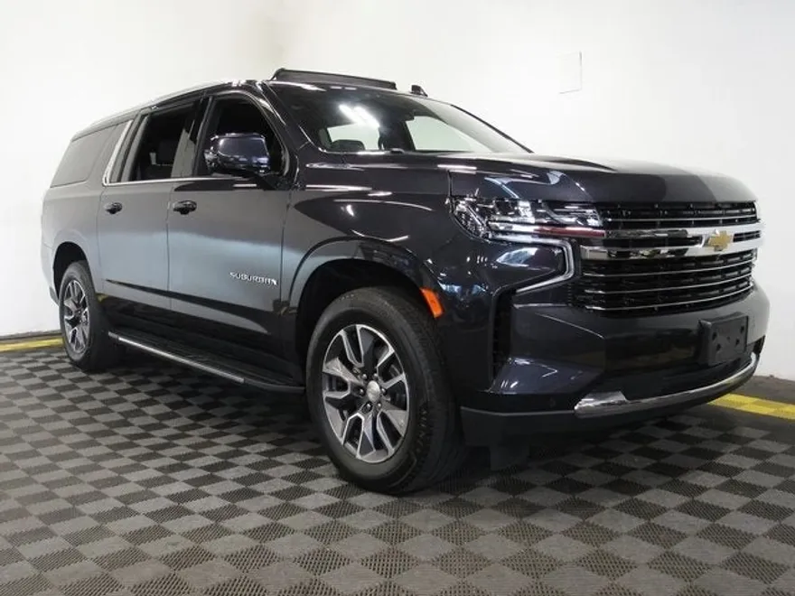 2022 Chevrolet Suburban LT photo 1