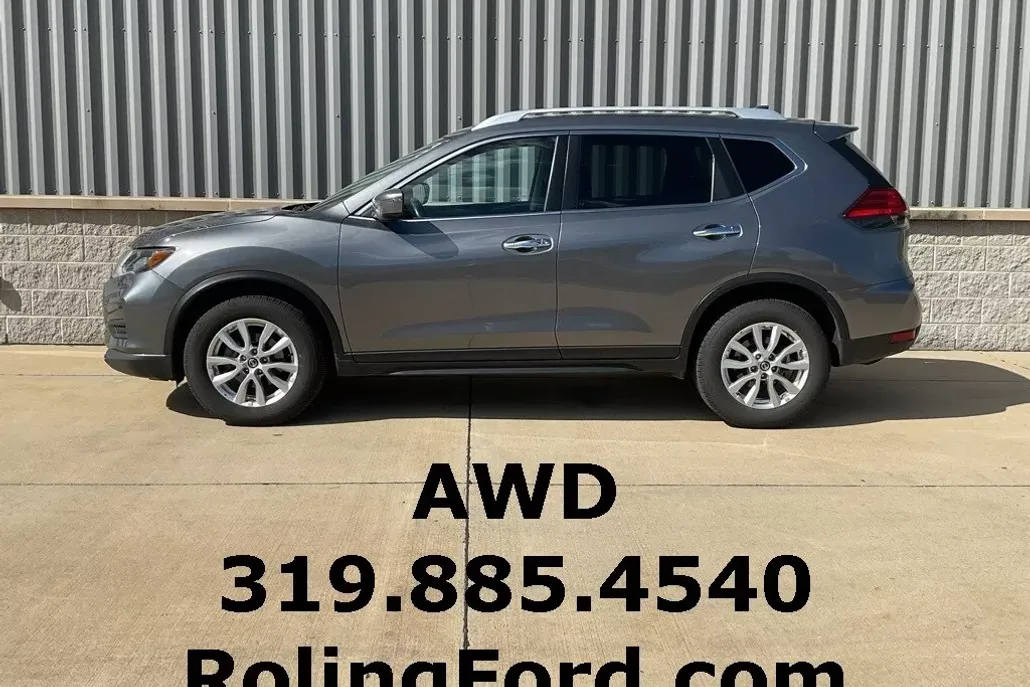 2017 Nissan Rogue SV photo 1