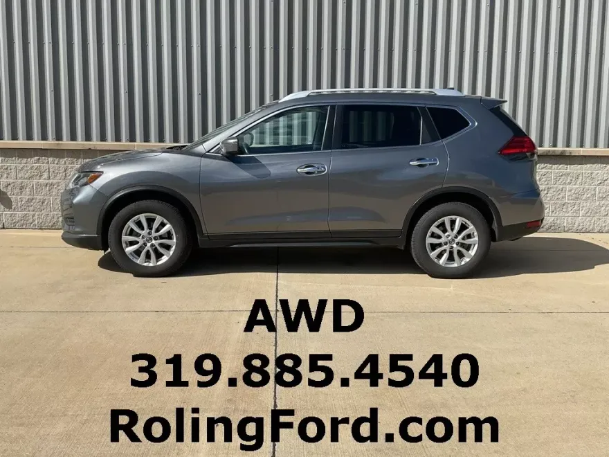 2017 Nissan Rogue SV photo 1