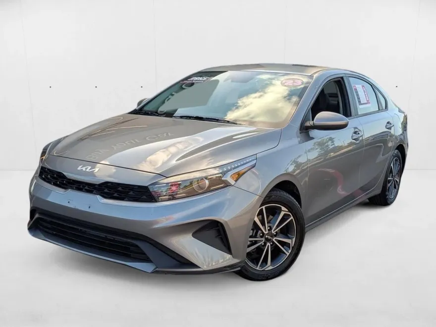 2023 Kia Forte LXS photo 1