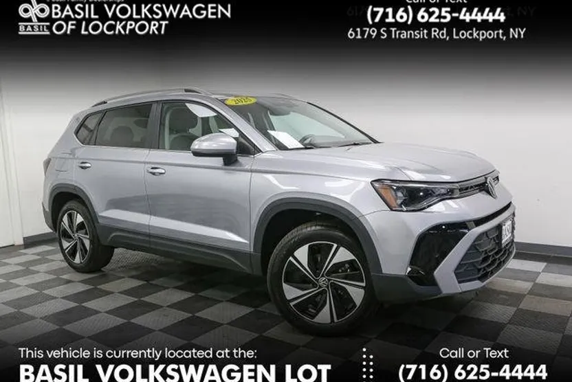 2025 Volkswagen Taos SE photo 1