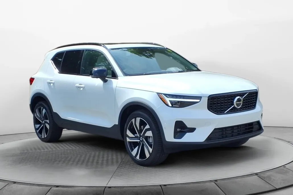 2025 Volvo XC40 Plus photo 1