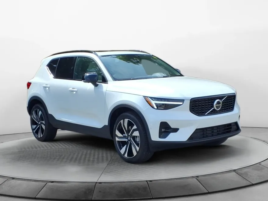 2025 Volvo XC40 Plus photo 1