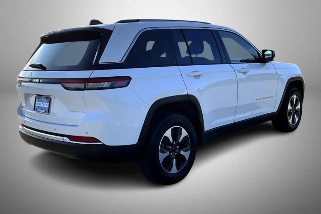 2023 Jeep Cherokee Base photo 1