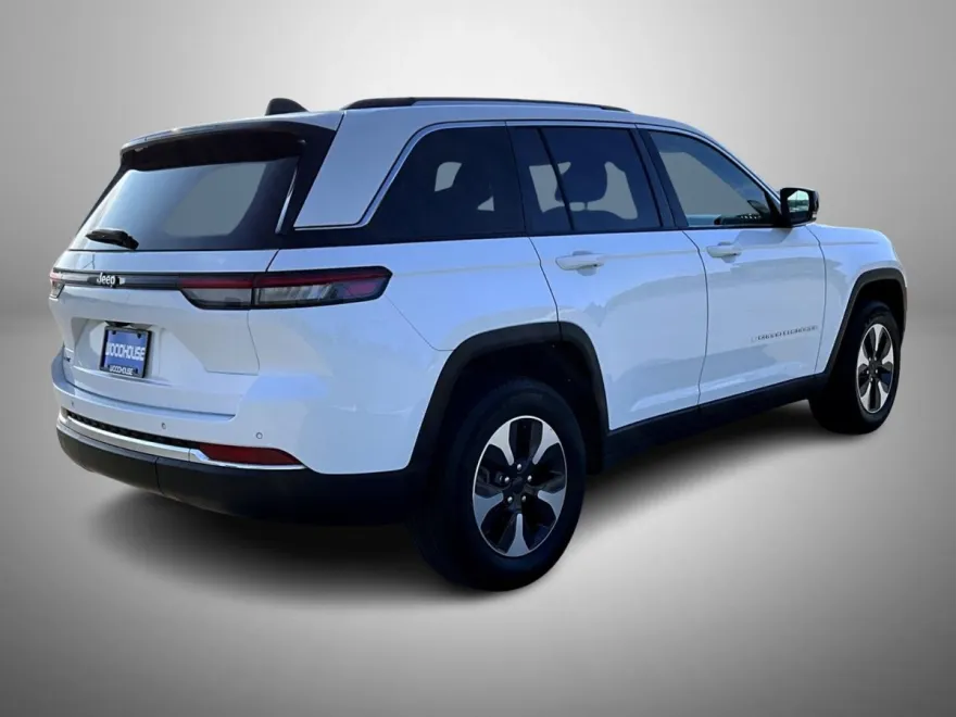 2023 Jeep Cherokee Base photo 1