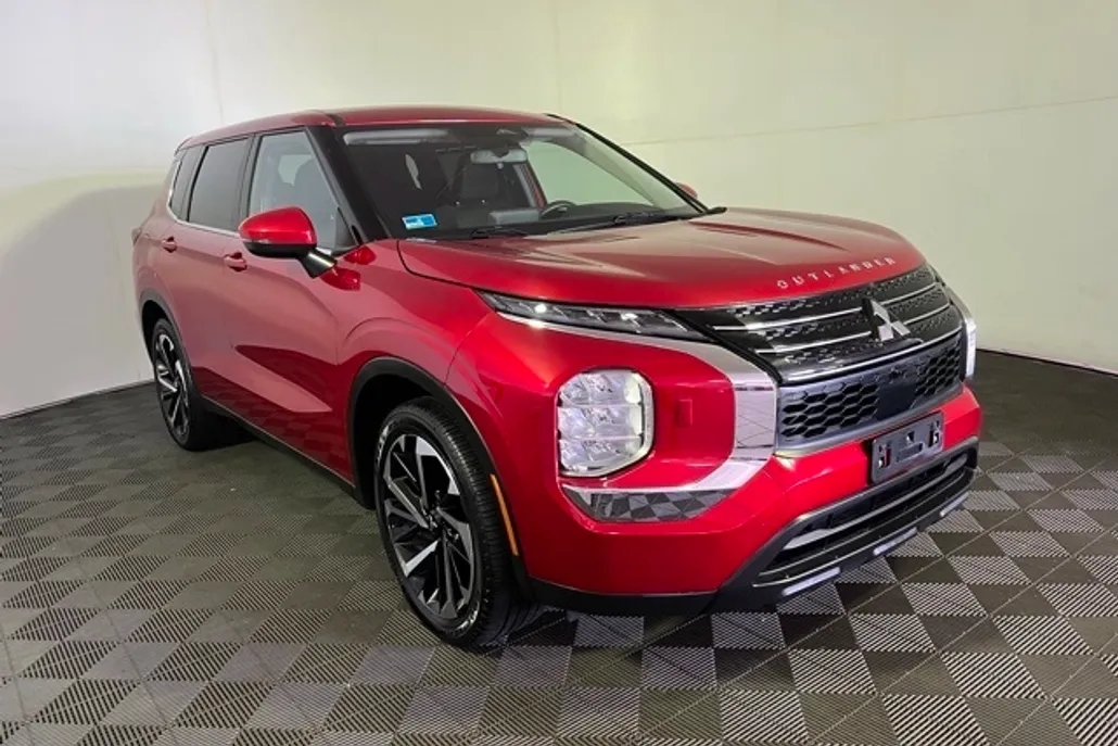 2022 Mitsubishi Outlander ES photo 1