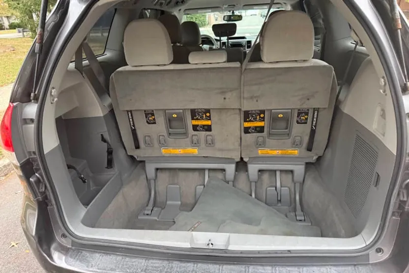 2012 Toyota Sienna LE photo 1