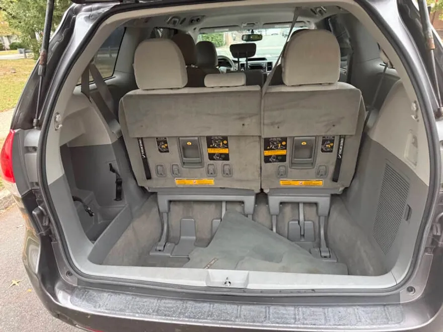 2012 Toyota Sienna LE photo 1