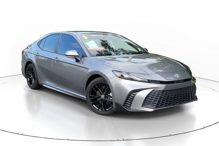 2025 Toyota Camry SE photo 1