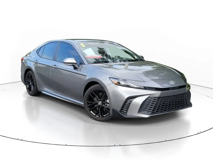2025 Toyota Camry SE photo 1