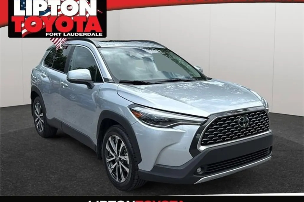 2024 Toyota Corolla Cross XLE photo 1