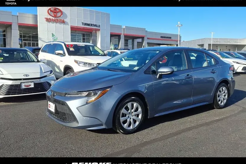 2022 Toyota Corolla LE photo 1