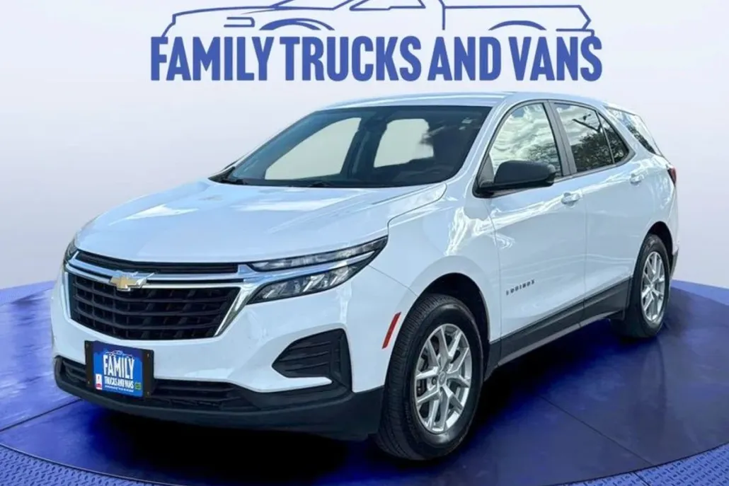 2023 Chevrolet Equinox LS photo 1