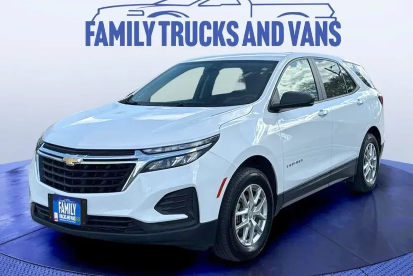2023 Chevrolet Equinox LS photo 1