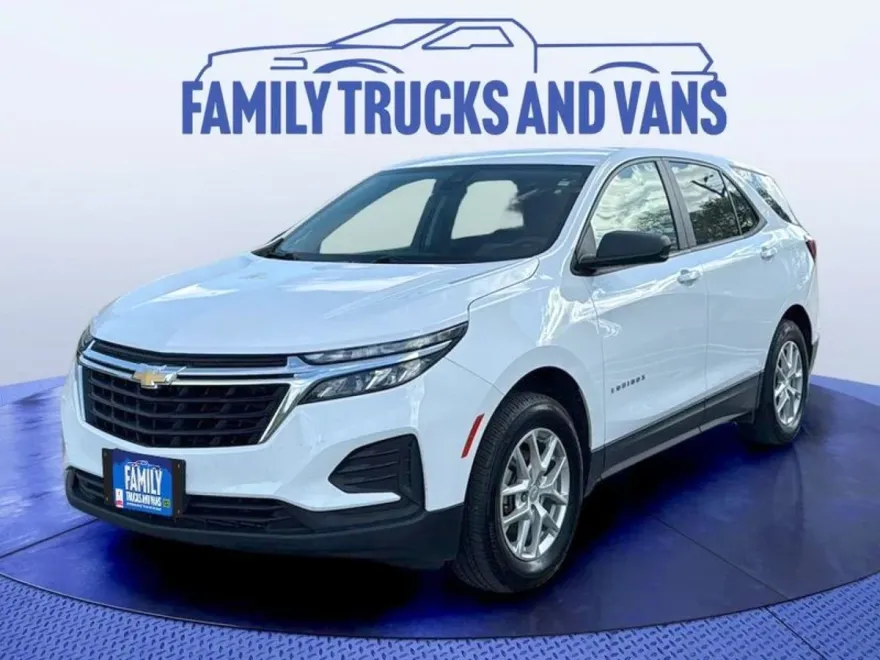 2023 Chevrolet Equinox LS photo 1