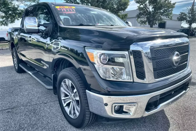 2017 Nissan Titan SL photo 1