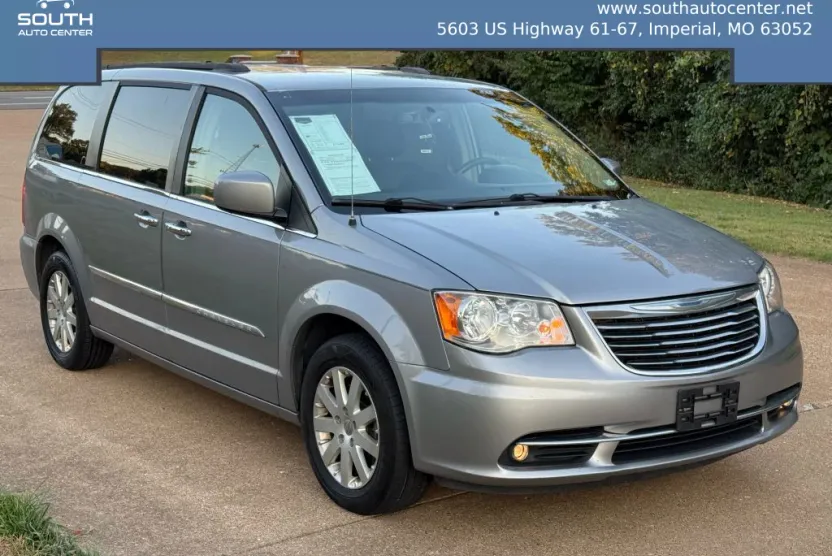 2015 Chrysler Town & Country Touring photo 1