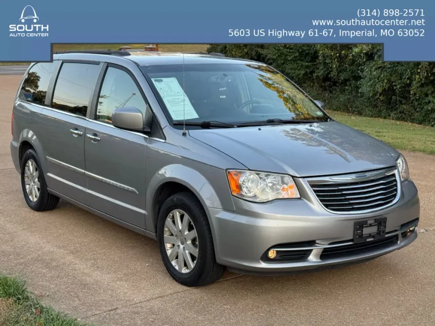 2015 Chrysler Town & Country Touring photo 1