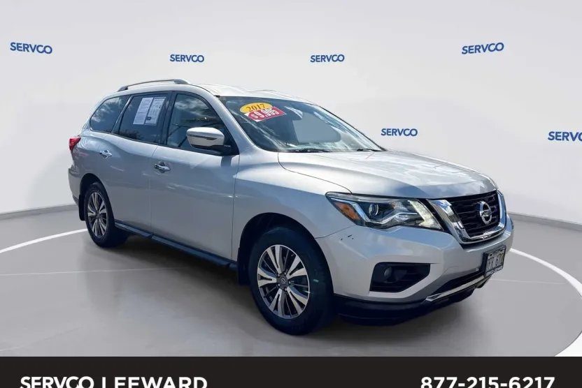 2017 Nissan Pathfinder SV photo 1