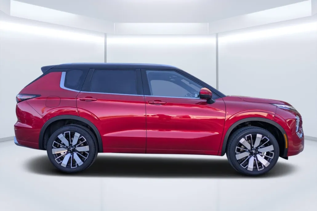 2025 Mitsubishi Outlander SEL photo 1