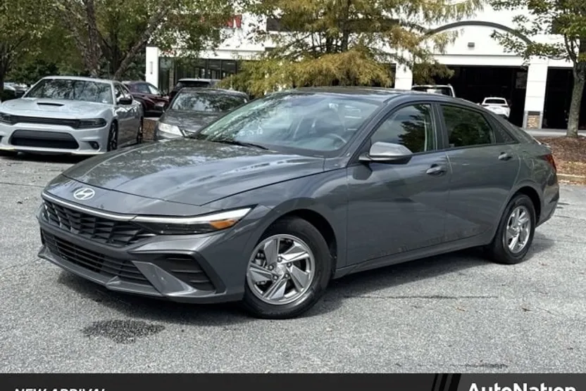 2024 Hyundai Elantra SE photo 1