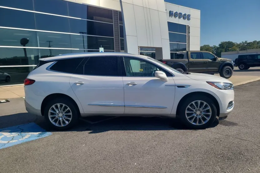 2020 Buick Enclave Essence photo 1