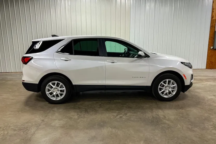 2023 Chevrolet Equinox LT photo 1