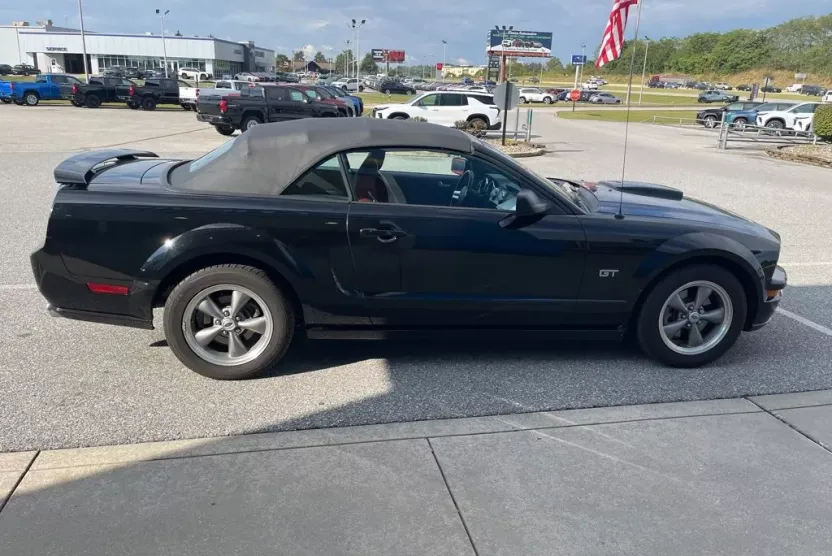 2006 Ford Mustang Convertible photo 1