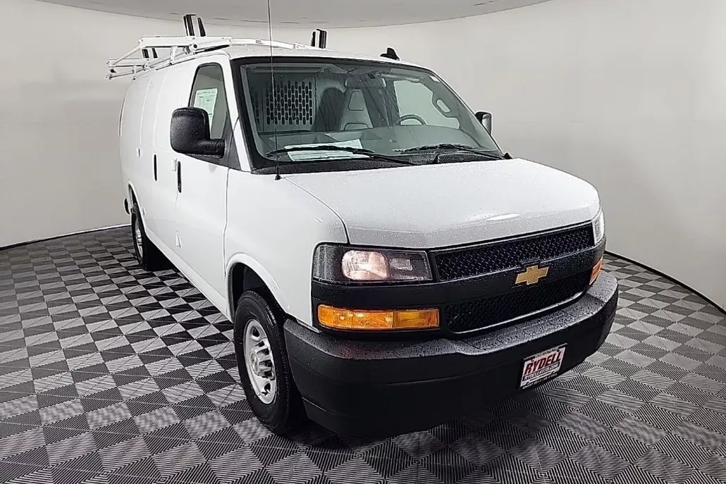 2025 Chevrolet Express Cargo 3500 photo 1