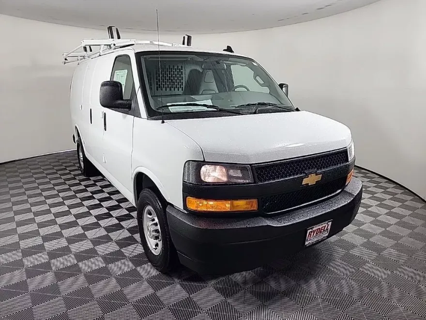 2025 Chevrolet Express Cargo 3500 photo 1