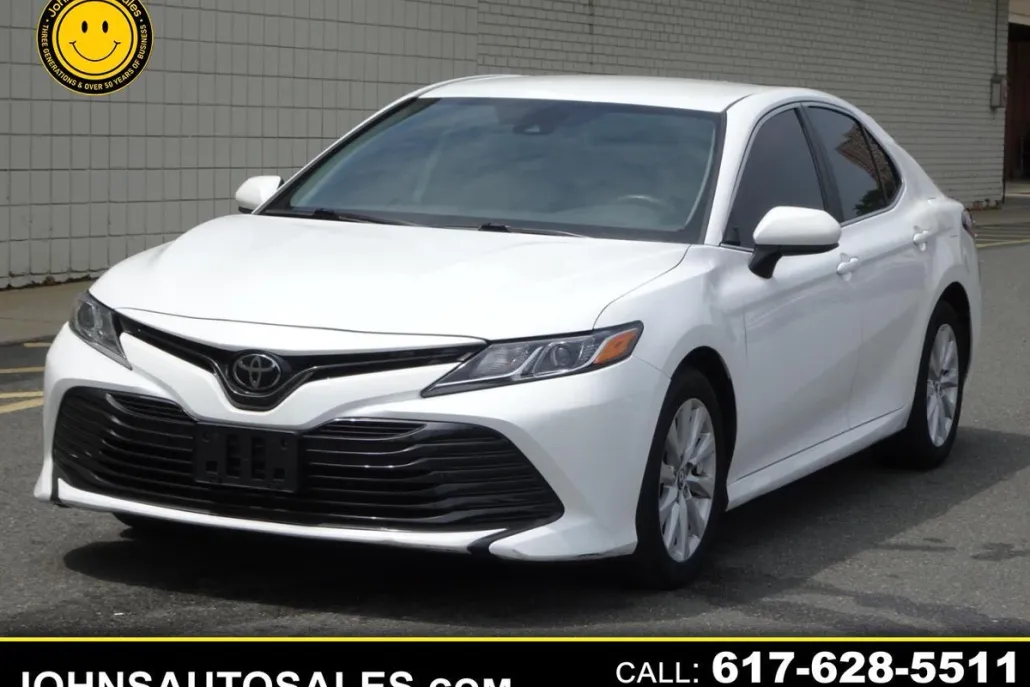 2019 Toyota Camry XLE photo 1