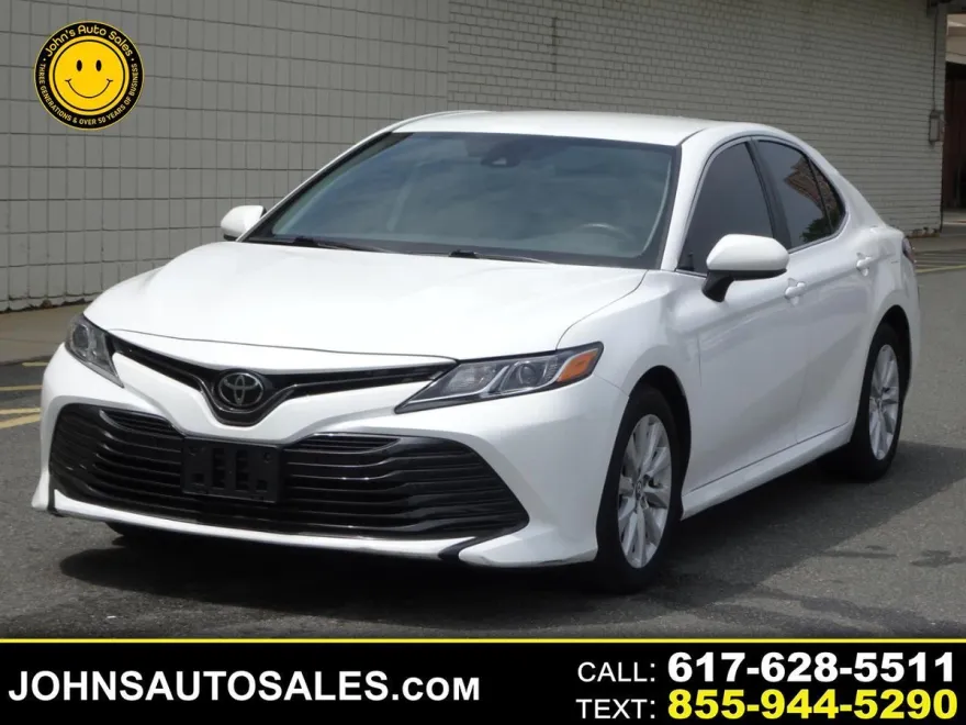 2019 Toyota Camry XLE photo 1