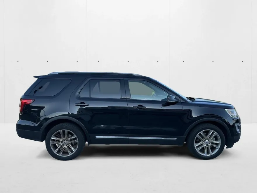 2017 Ford Explorer XLT photo 1