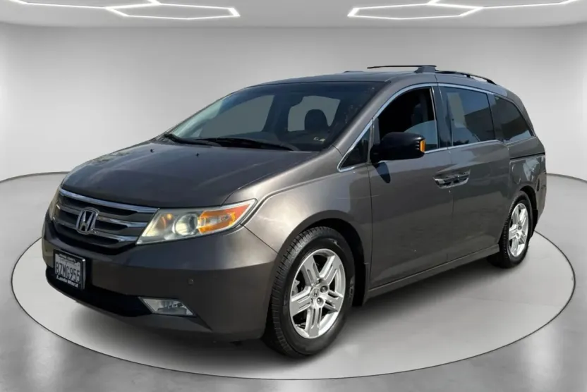 2011 Honda Odyssey Touring photo 1