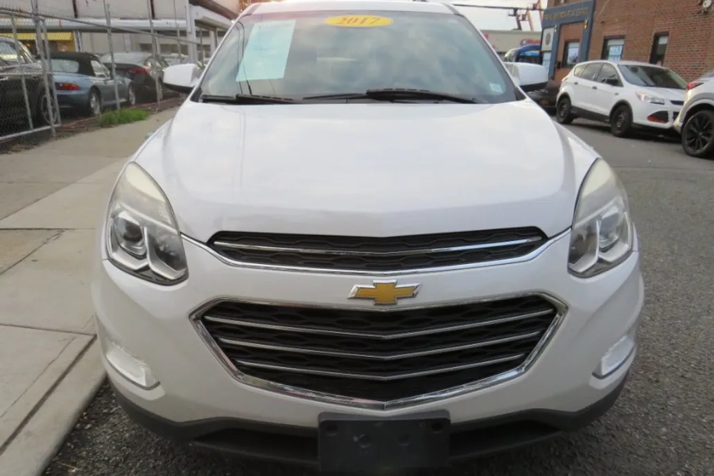 2017 Chevrolet Equinox LT photo 1