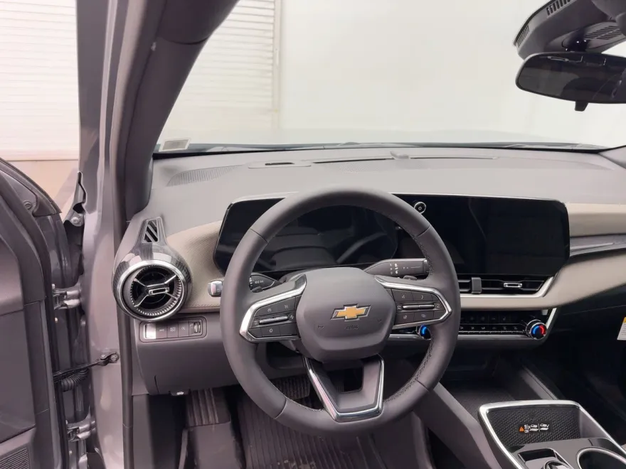 2026 Chevrolet Equinox LT photo 1