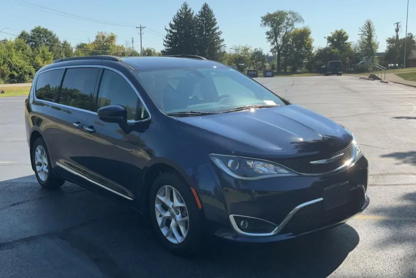 2017 Chrysler Pacifica Touring L photo 1
