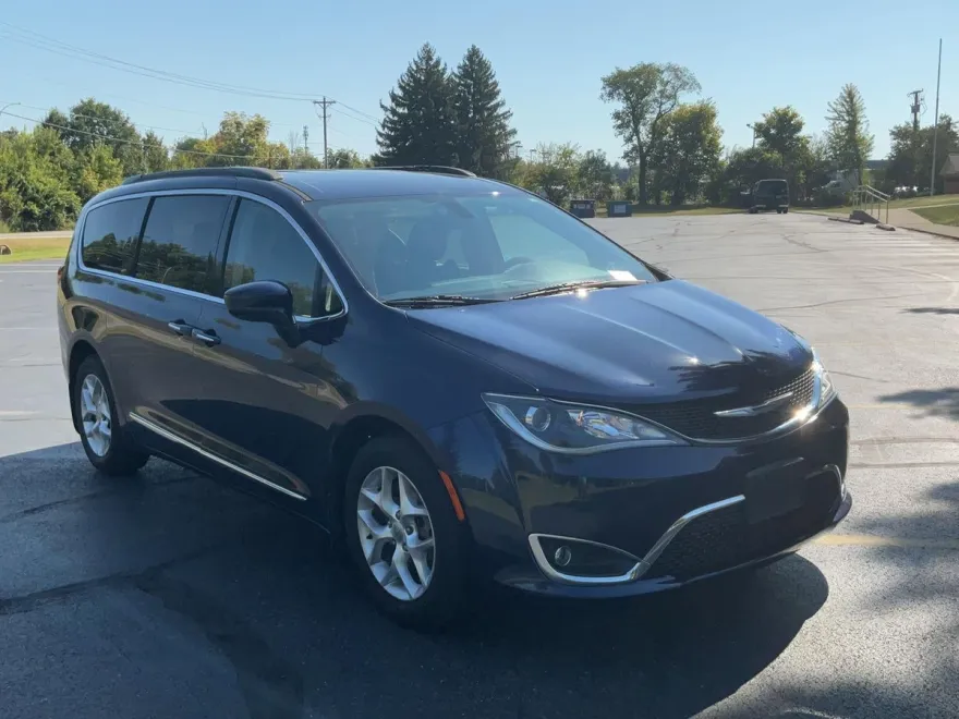 2017 Chrysler Pacifica Touring L photo 1