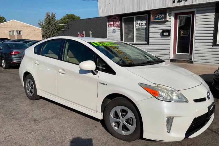 2013 Toyota Prius Four photo 1