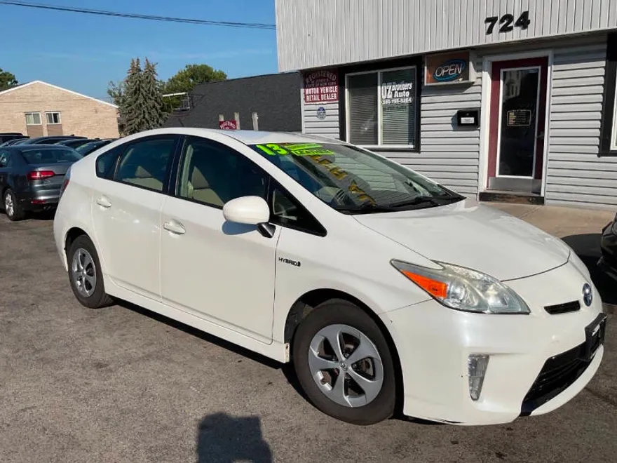 2013 Toyota Prius Four photo 1
